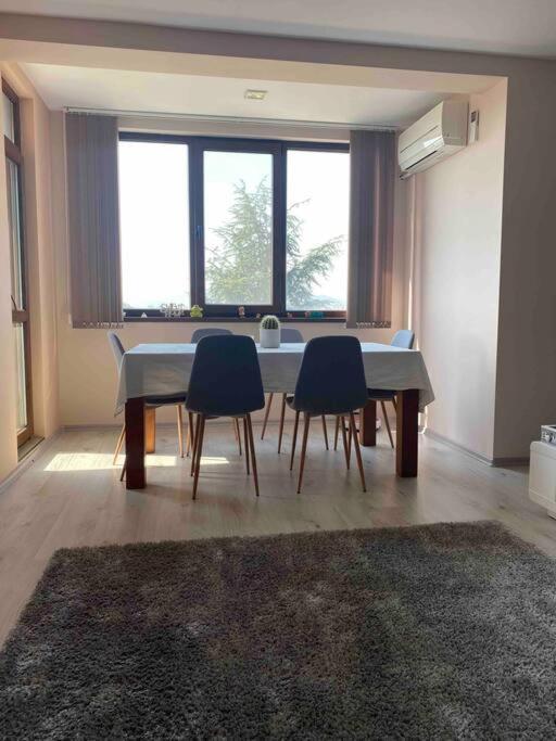 Sunny Spacious Apartment In A Great Location Kazanlak Exterior photo