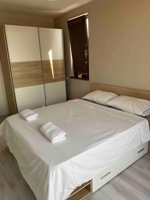 Sunny Spacious Apartment In A Great Location Kazanlak Exterior photo