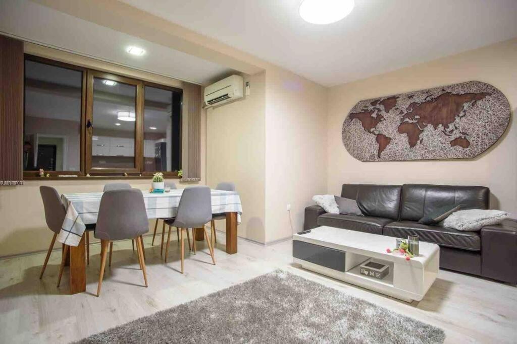 Sunny Spacious Apartment In A Great Location Kazanlak Exterior photo