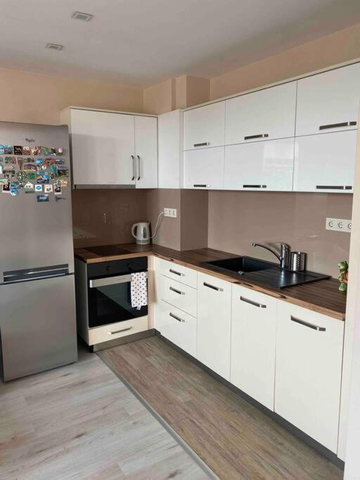 Sunny Spacious Apartment In A Great Location Kazanlak Exterior photo