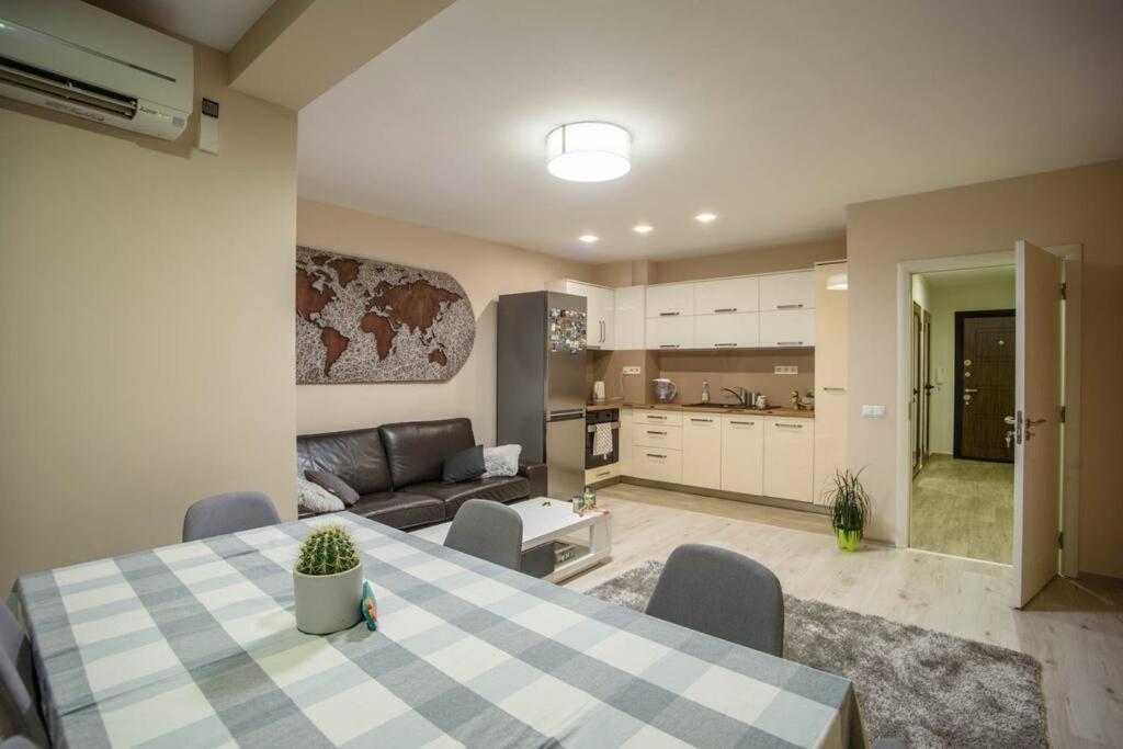 Sunny Spacious Apartment In A Great Location Kazanlak Exterior photo