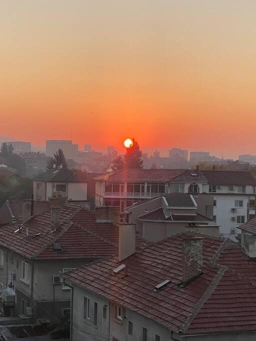 Sunny Spacious Apartment In A Great Location Kazanlak Exterior photo